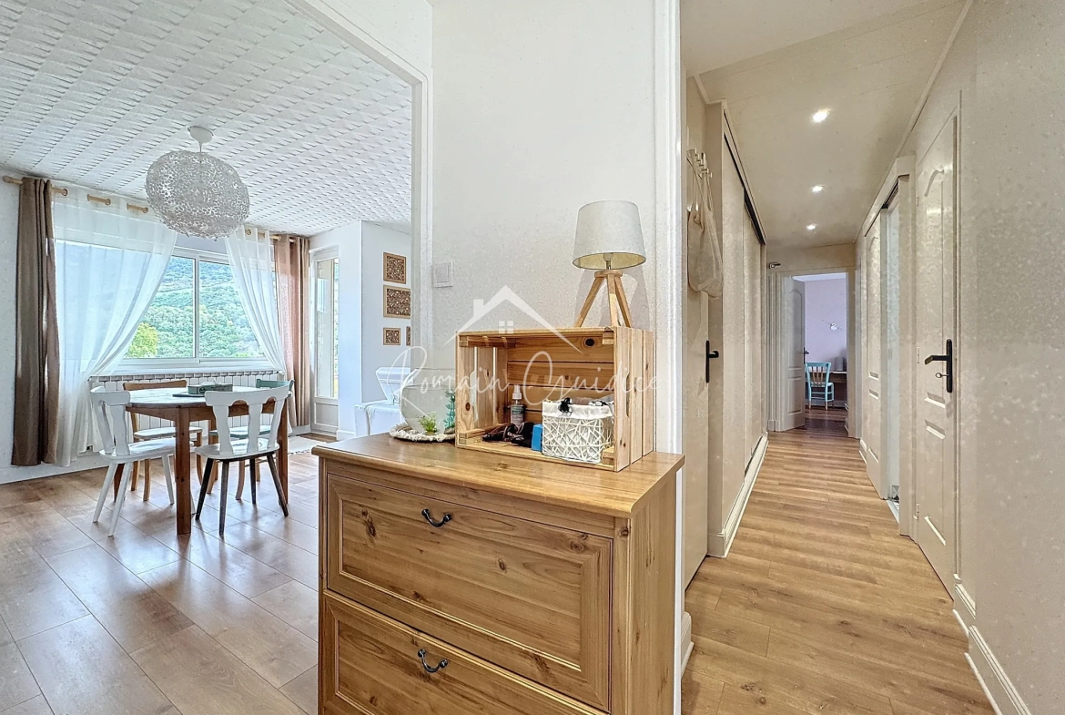 Appartement F4 de 81 m² rénové avec balcons et vue dégagée à Millau 