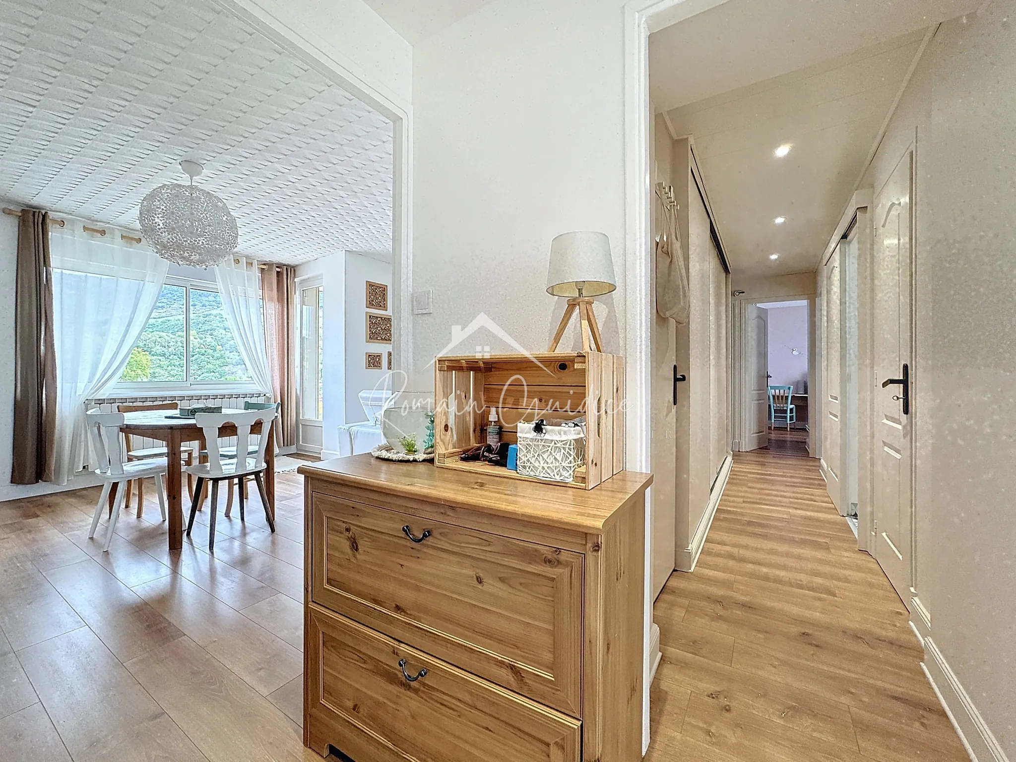 Appartement F4 de 81 m² rénové avec balcons et vue dégagée à Millau 
