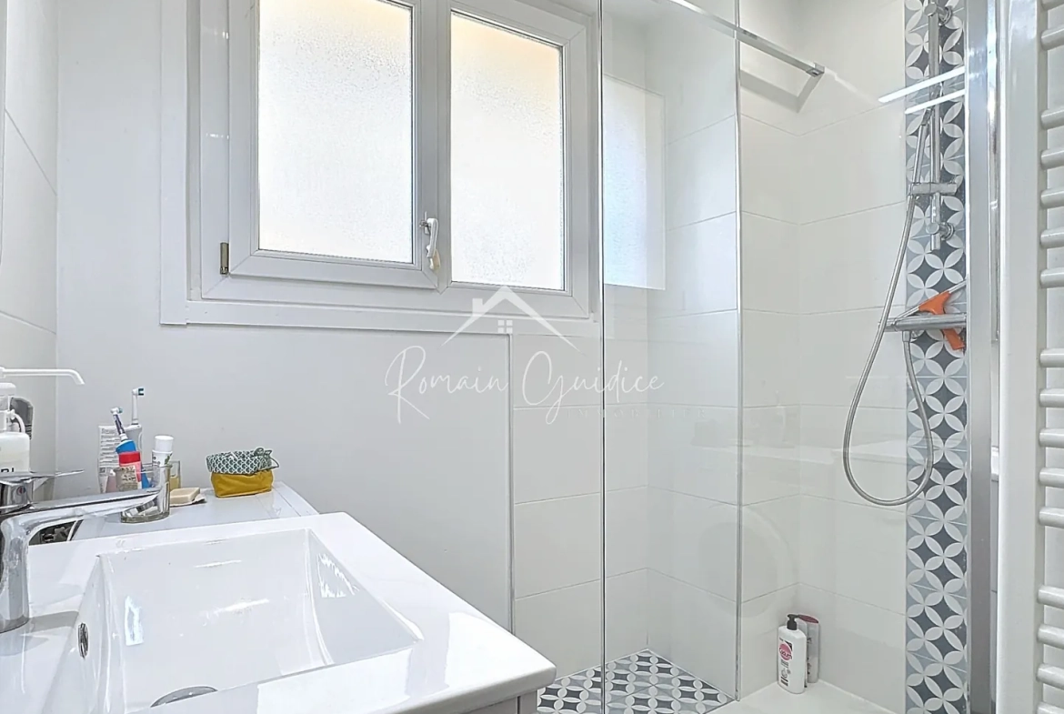 Appartement F4 de 81 m² rénové avec balcons et vue dégagée à Millau 