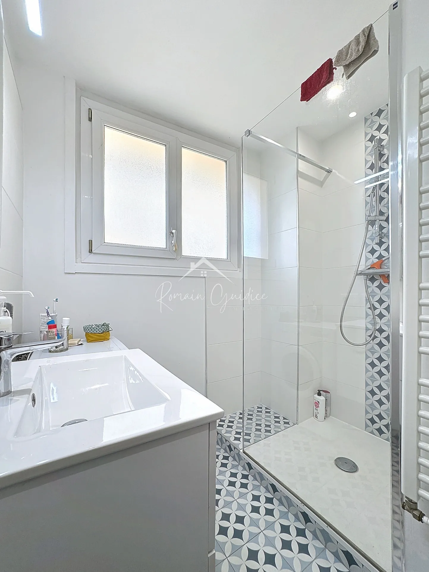 Appartement F4 de 81 m² rénové avec balcons et vue dégagée à Millau 