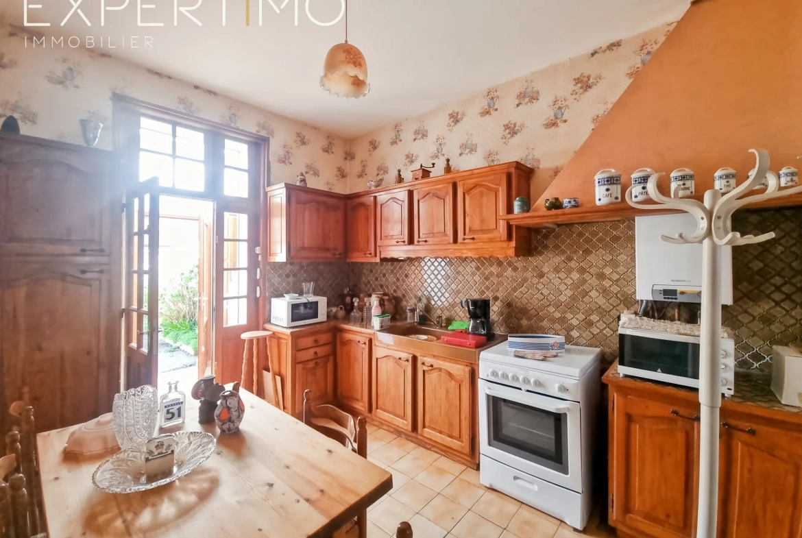 Maison de 97m² à Eu, centre-ville, 4 chambres et jardin à vendre 