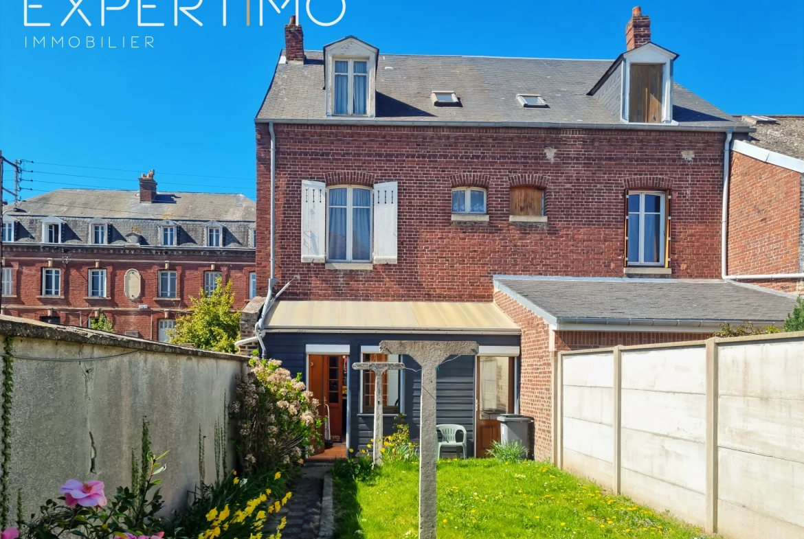 Maison de 97m² à Eu, centre-ville, 4 chambres et jardin à vendre 