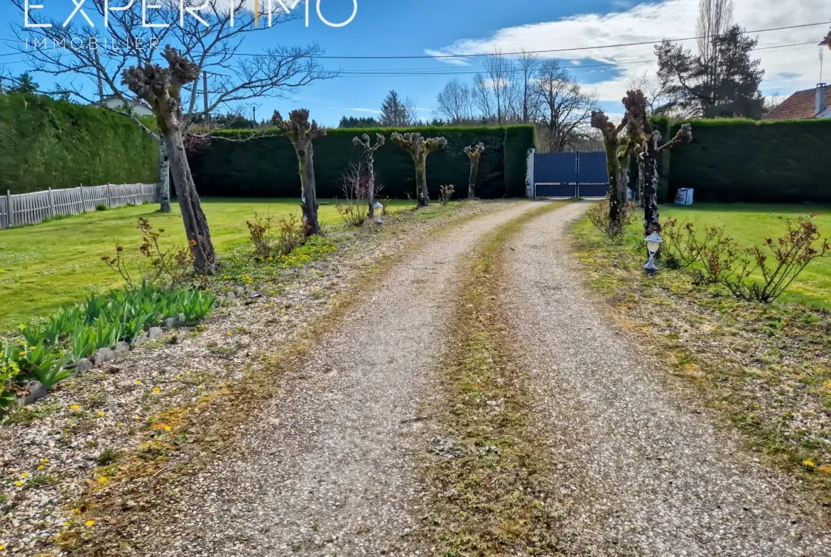 Maison de 200 m² avec piscine et terrain de 5000 m² à Tocane Saint Apre 