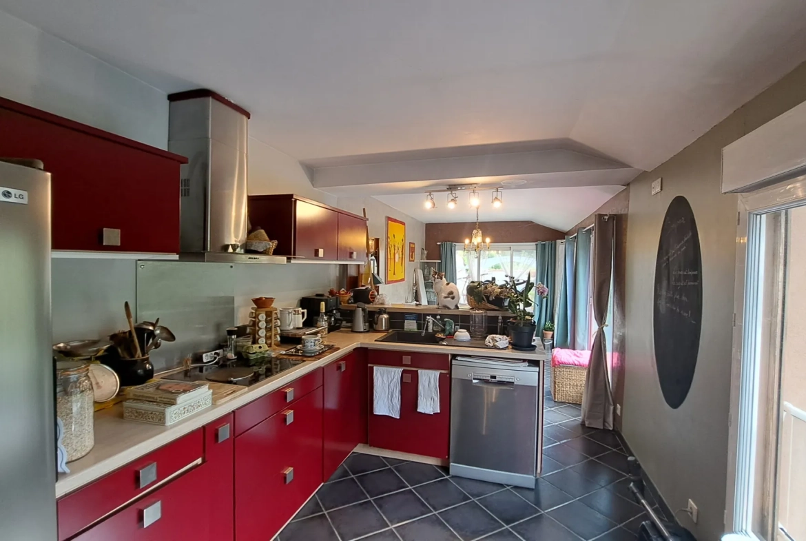 Maison atypique de 200 m² avec terrasse et vue sur les Pyrénées à Arles sur Tech 