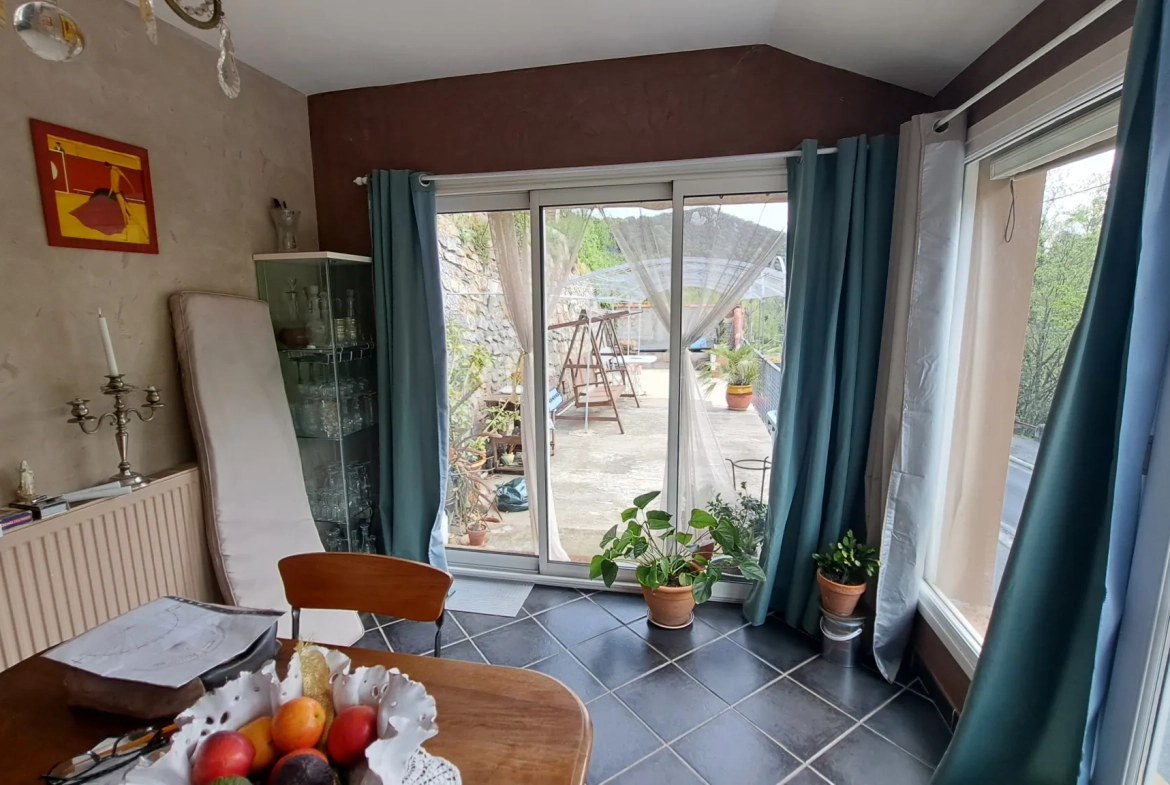 Maison atypique de 200 m² avec terrasse et vue sur les Pyrénées à Arles sur Tech 