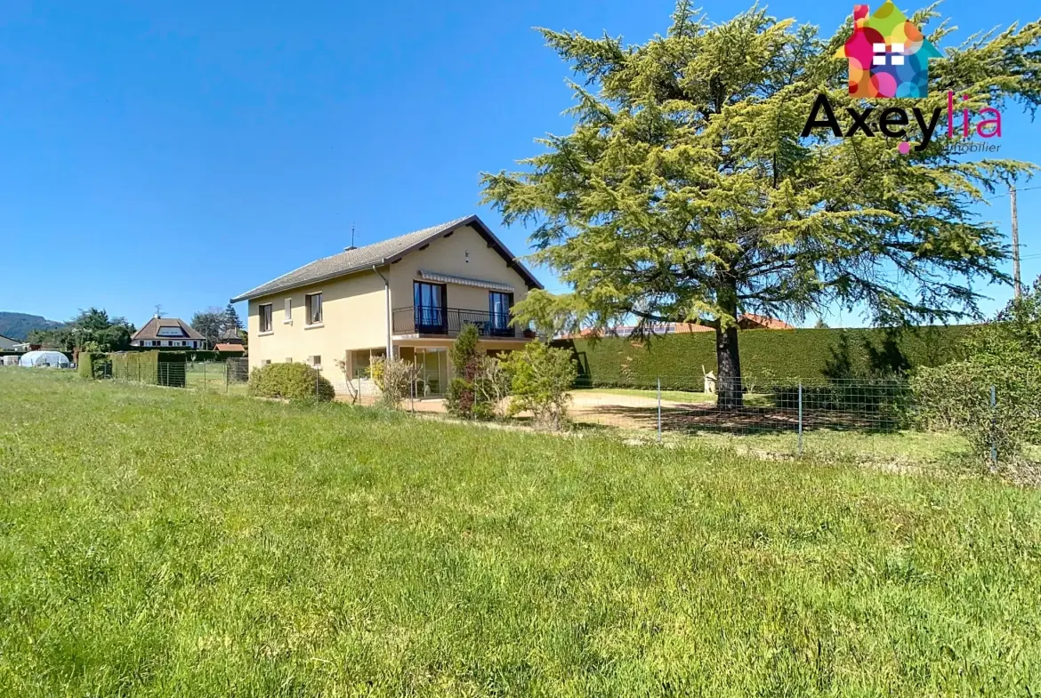 Maison à vendre avec vue dégagée et terrain arboré de 1400 m² à Saint-André d'Apchon 