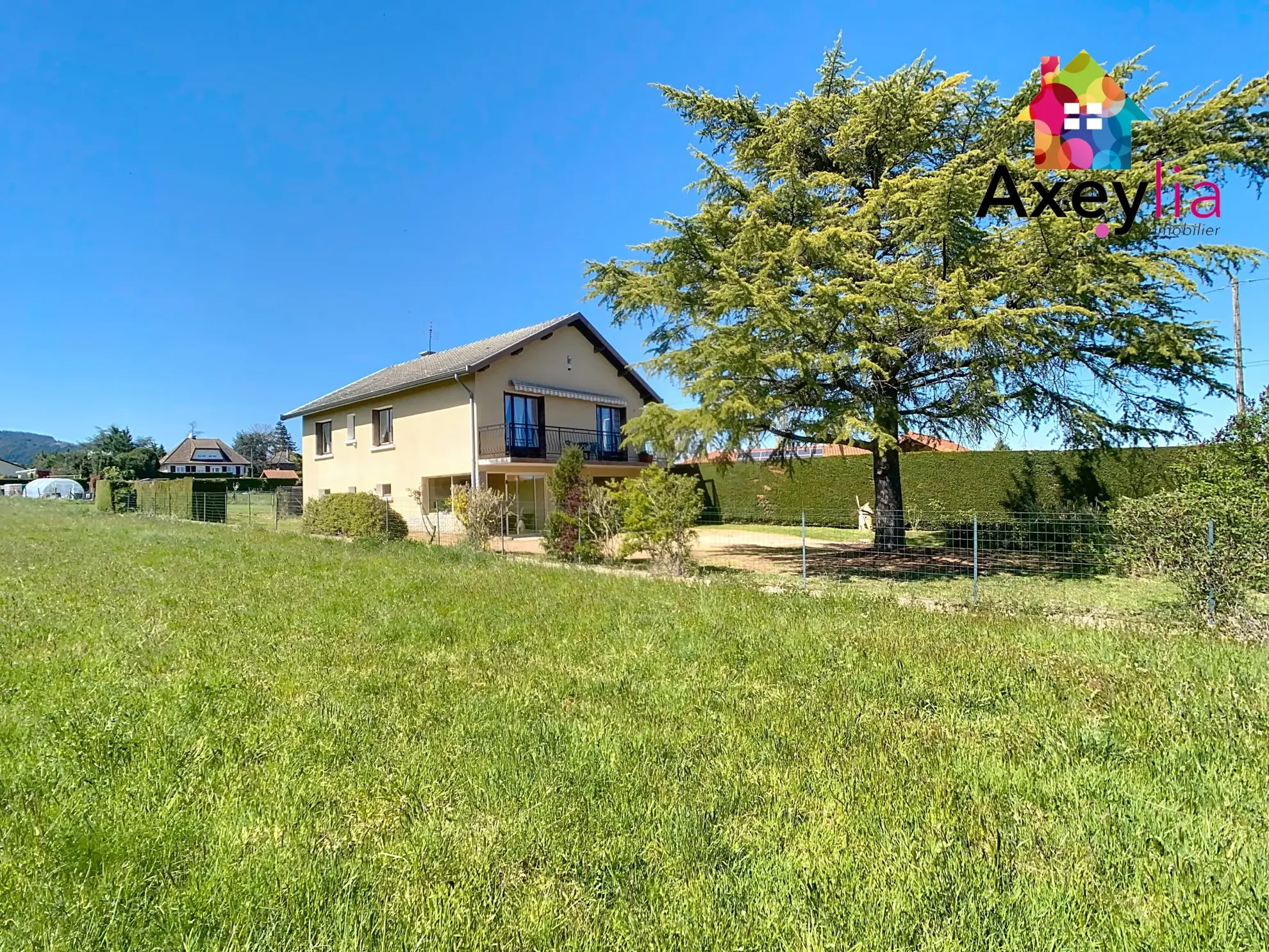 Maison à vendre avec vue dégagée et terrain arboré de 1400 m² à Saint-André d'Apchon 