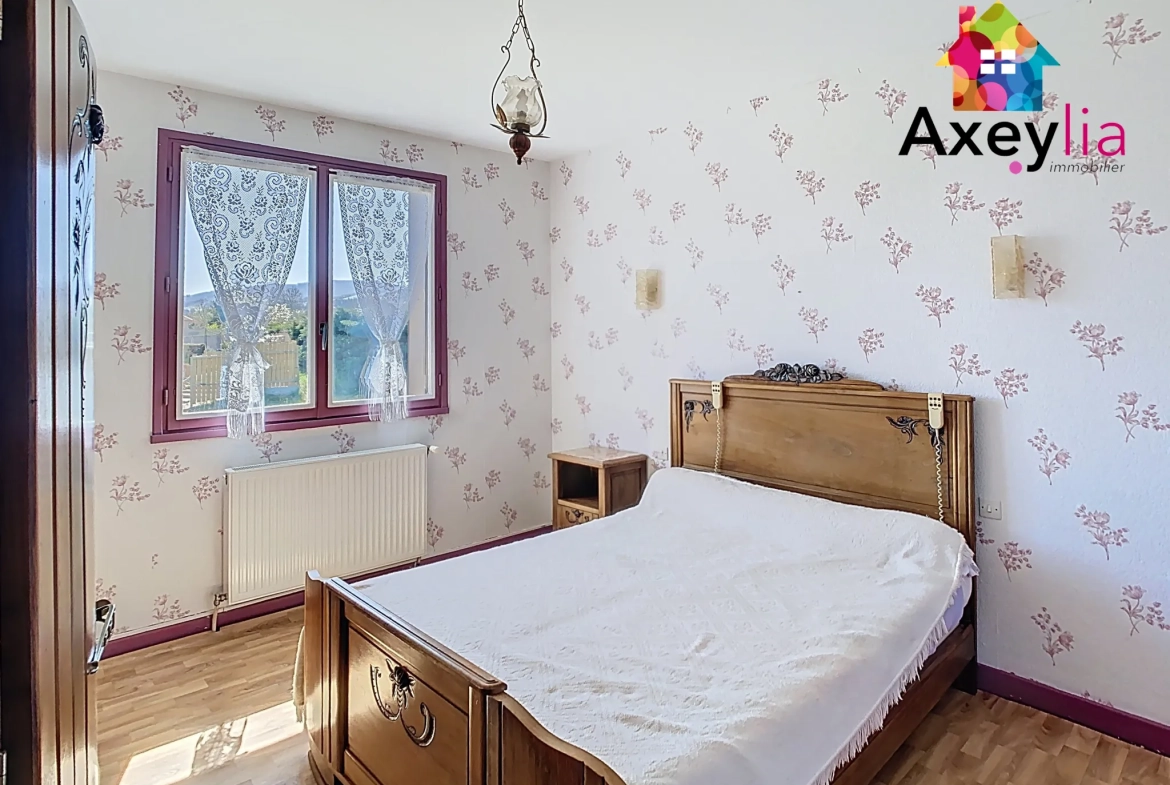 Maison à vendre avec vue dégagée et terrain arboré de 1400 m² à Saint-André d'Apchon 