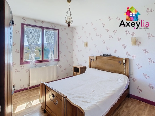 Maison à vendre avec vue dégagée et terrain arboré de 1400 m² à Saint-André d'Apchon 
