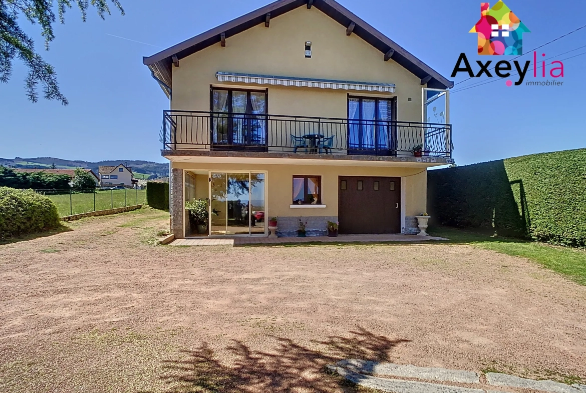 Maison à vendre avec vue dégagée et terrain arboré de 1400 m² à Saint-André d'Apchon 