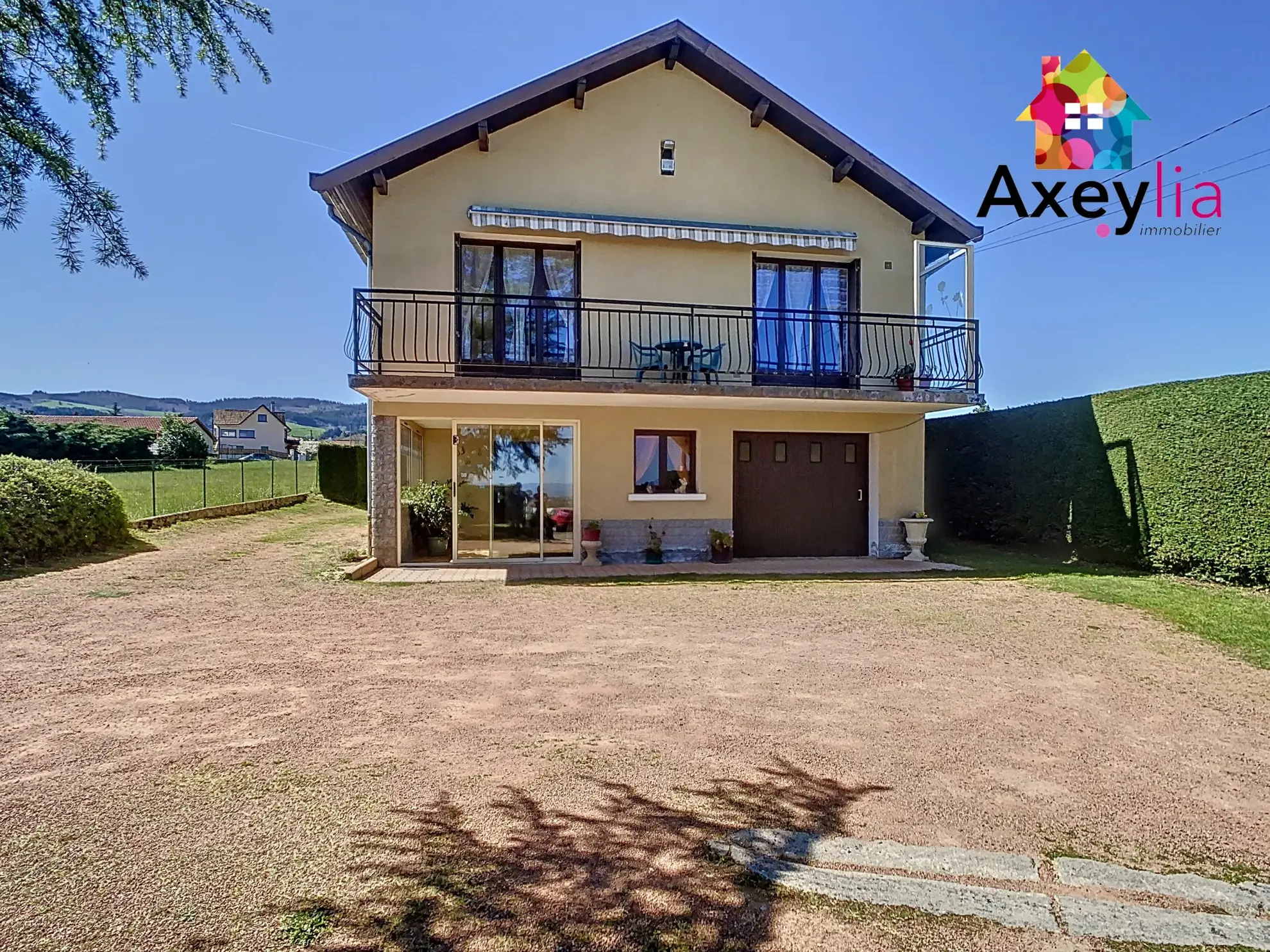 Maison à vendre avec vue dégagée et terrain arboré de 1400 m² à Saint-André d'Apchon 