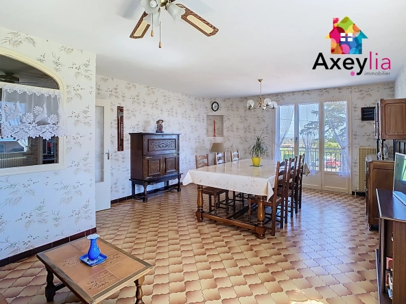 Maison à vendre avec vue dégagée et terrain arboré de 1400 m² à Saint-André d'Apchon 