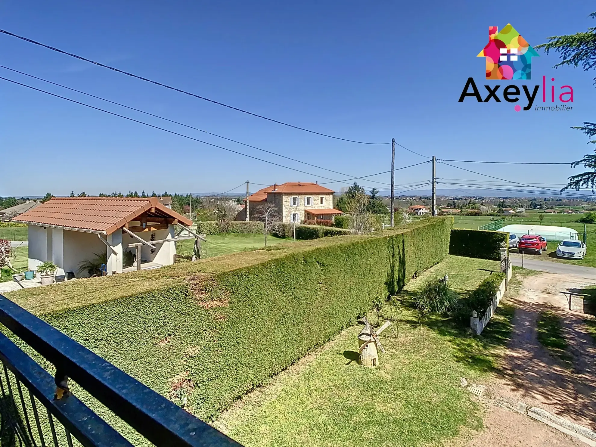 Maison à vendre avec vue dégagée et terrain arboré de 1400 m² à Saint-André d'Apchon 
