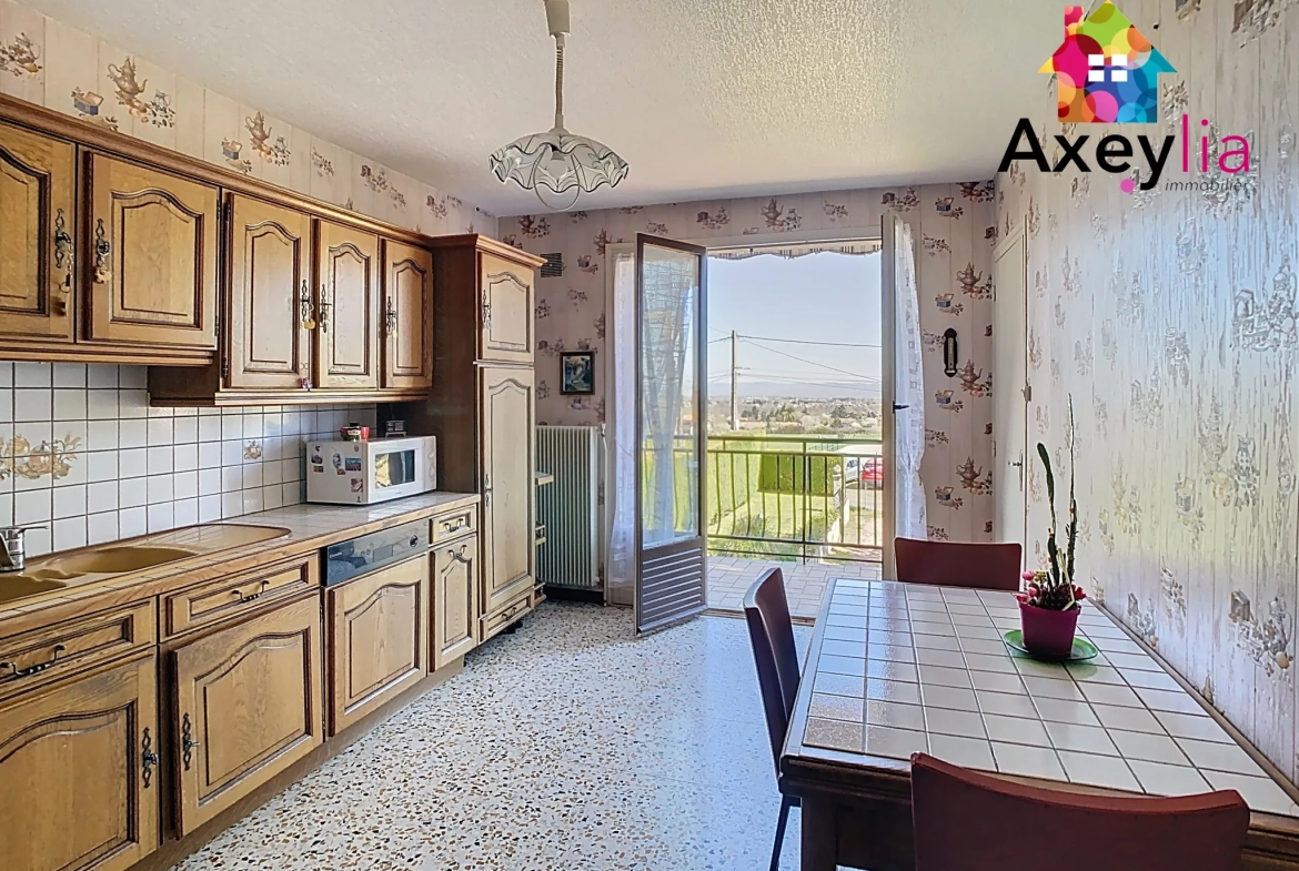 Maison à vendre avec vue dégagée et terrain arboré de 1400 m² à Saint-André d'Apchon 