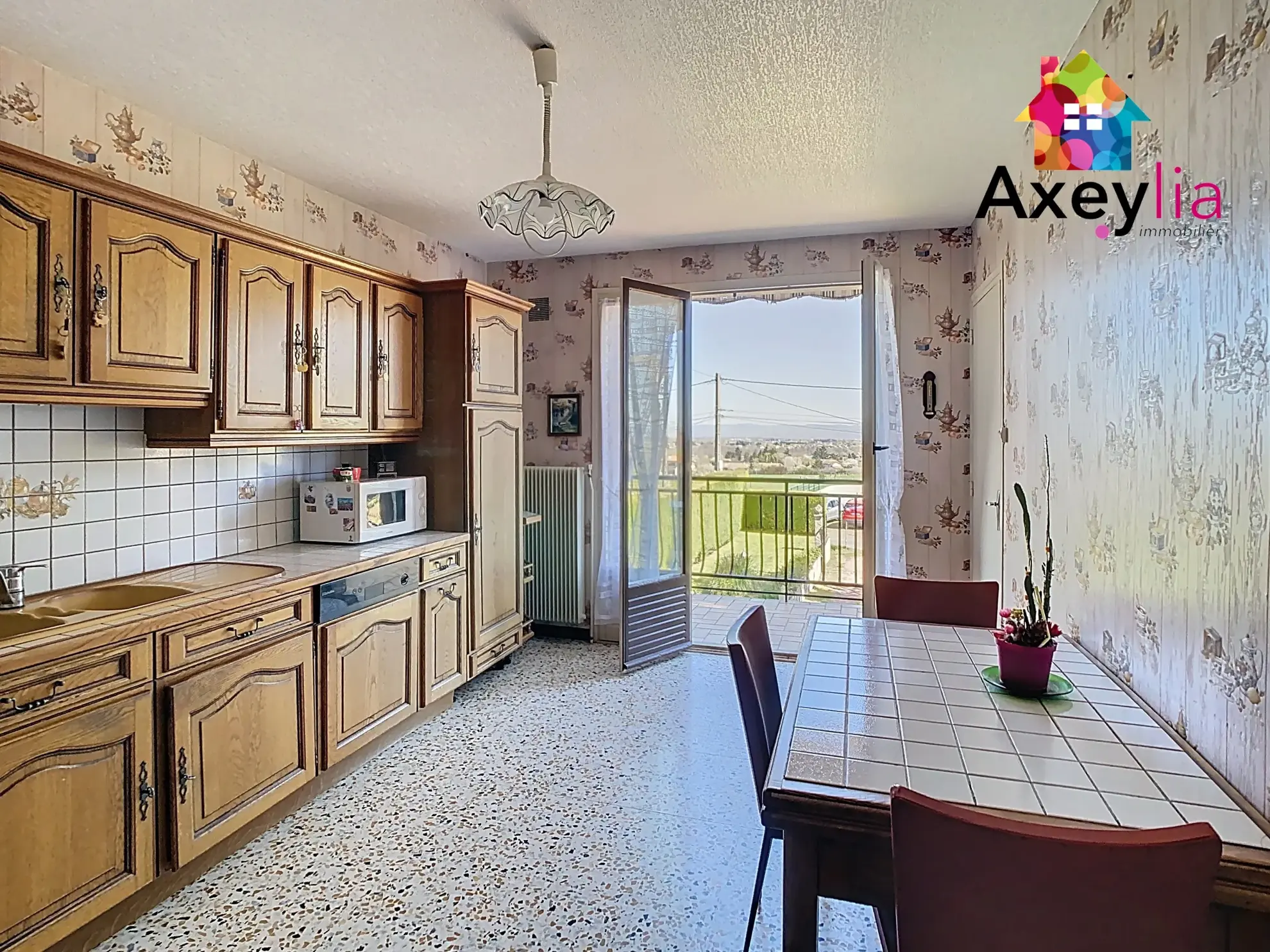 Maison à vendre avec vue dégagée et terrain arboré de 1400 m² à Saint-André d'Apchon 