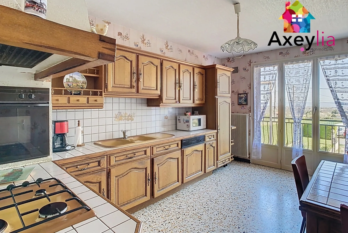 Maison à vendre avec vue dégagée et terrain arboré de 1400 m² à Saint-André d'Apchon 