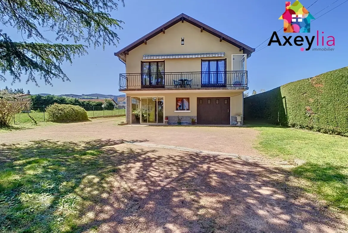 Maison à vendre avec vue dégagée et terrain arboré de 1400 m² à Saint-André d'Apchon 