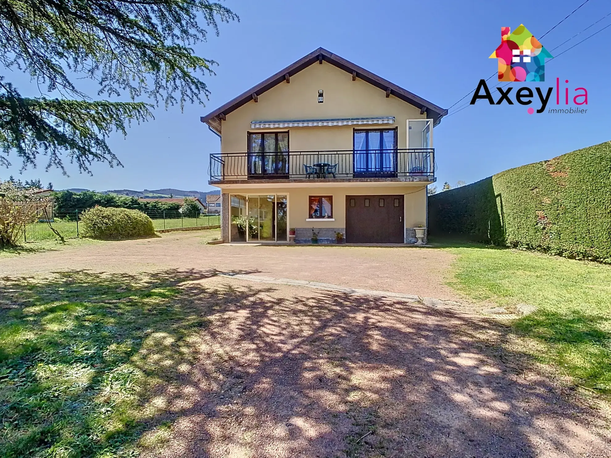 Maison à vendre avec vue dégagée et terrain arboré de 1400 m² à Saint-André d'Apchon 