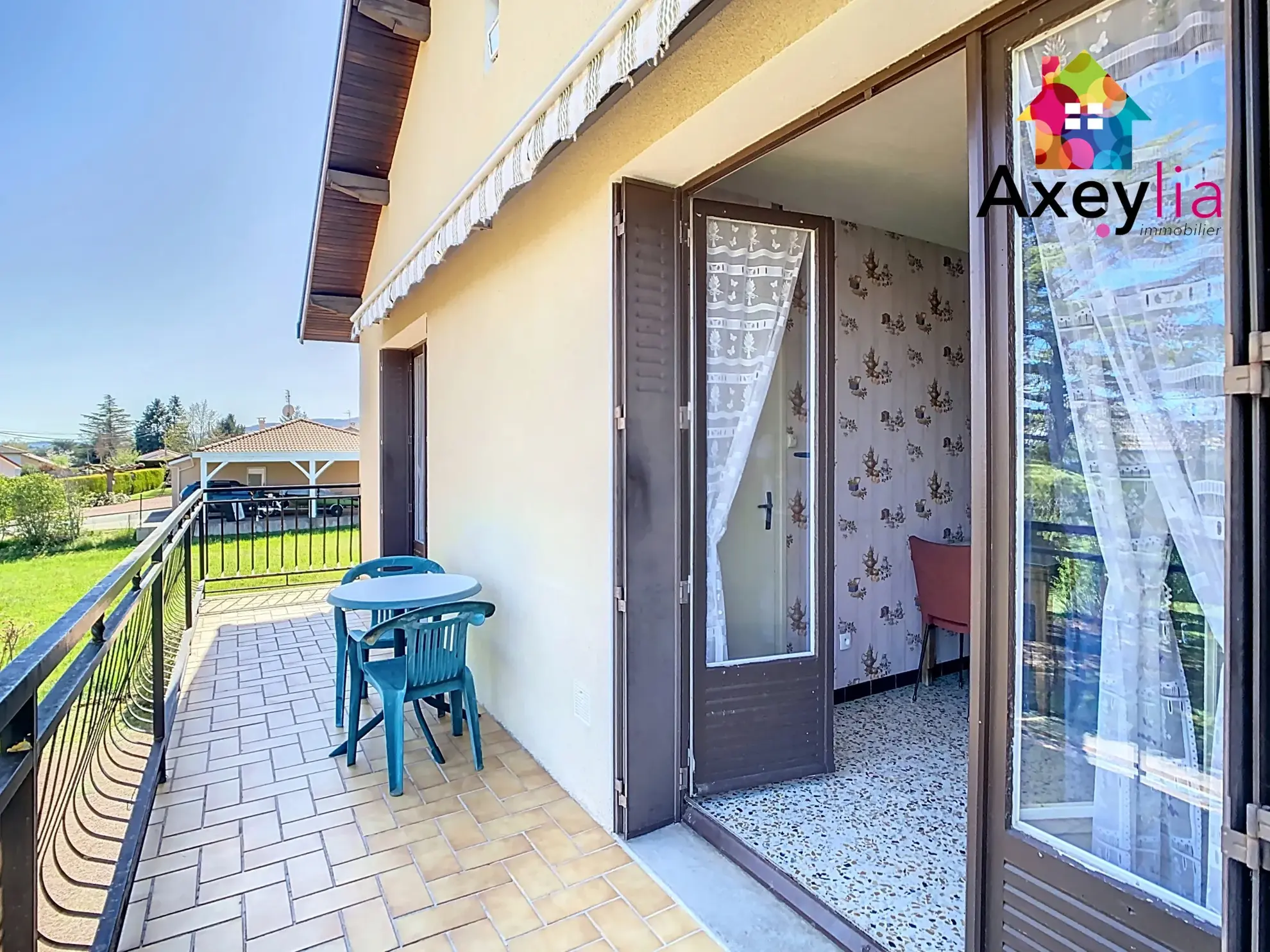Maison à vendre avec vue dégagée et terrain arboré de 1400 m² à Saint-André d'Apchon 
