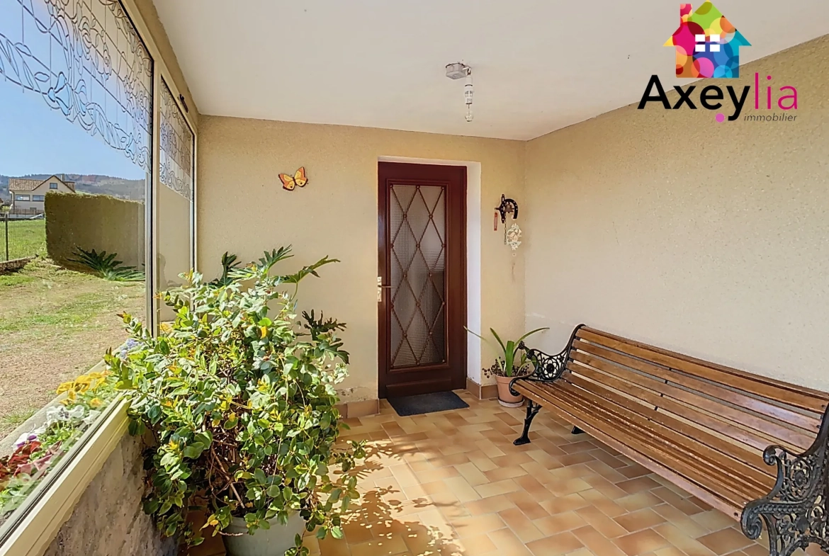 Maison à vendre avec vue dégagée et terrain arboré de 1400 m² à Saint-André d'Apchon 