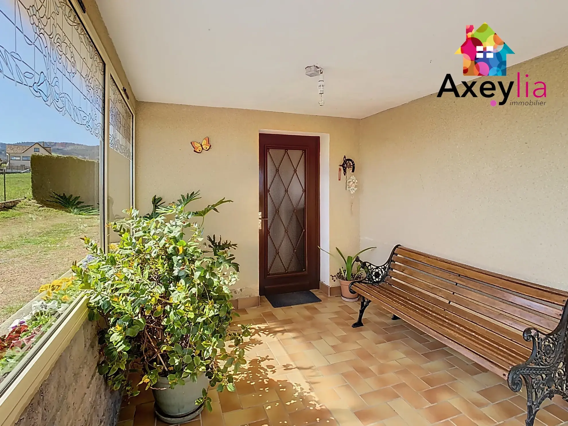 Maison à vendre avec vue dégagée et terrain arboré de 1400 m² à Saint-André d'Apchon 