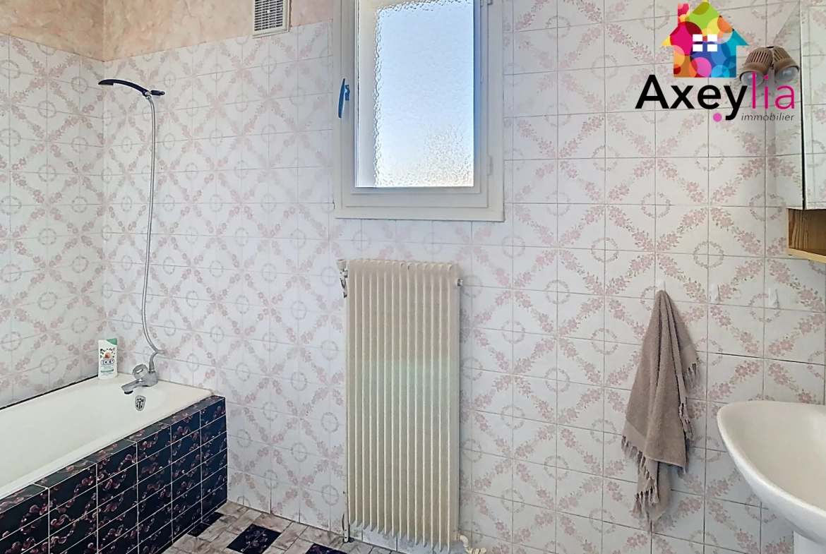 Maison à vendre avec vue dégagée et terrain arboré de 1400 m² à Saint-André d'Apchon 