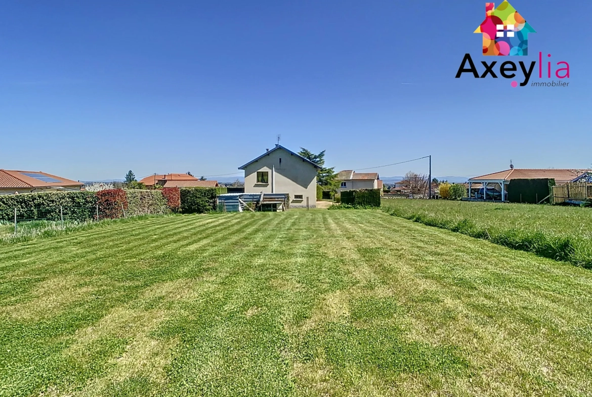 Maison à vendre avec vue dégagée et terrain arboré de 1400 m² à Saint-André d'Apchon 