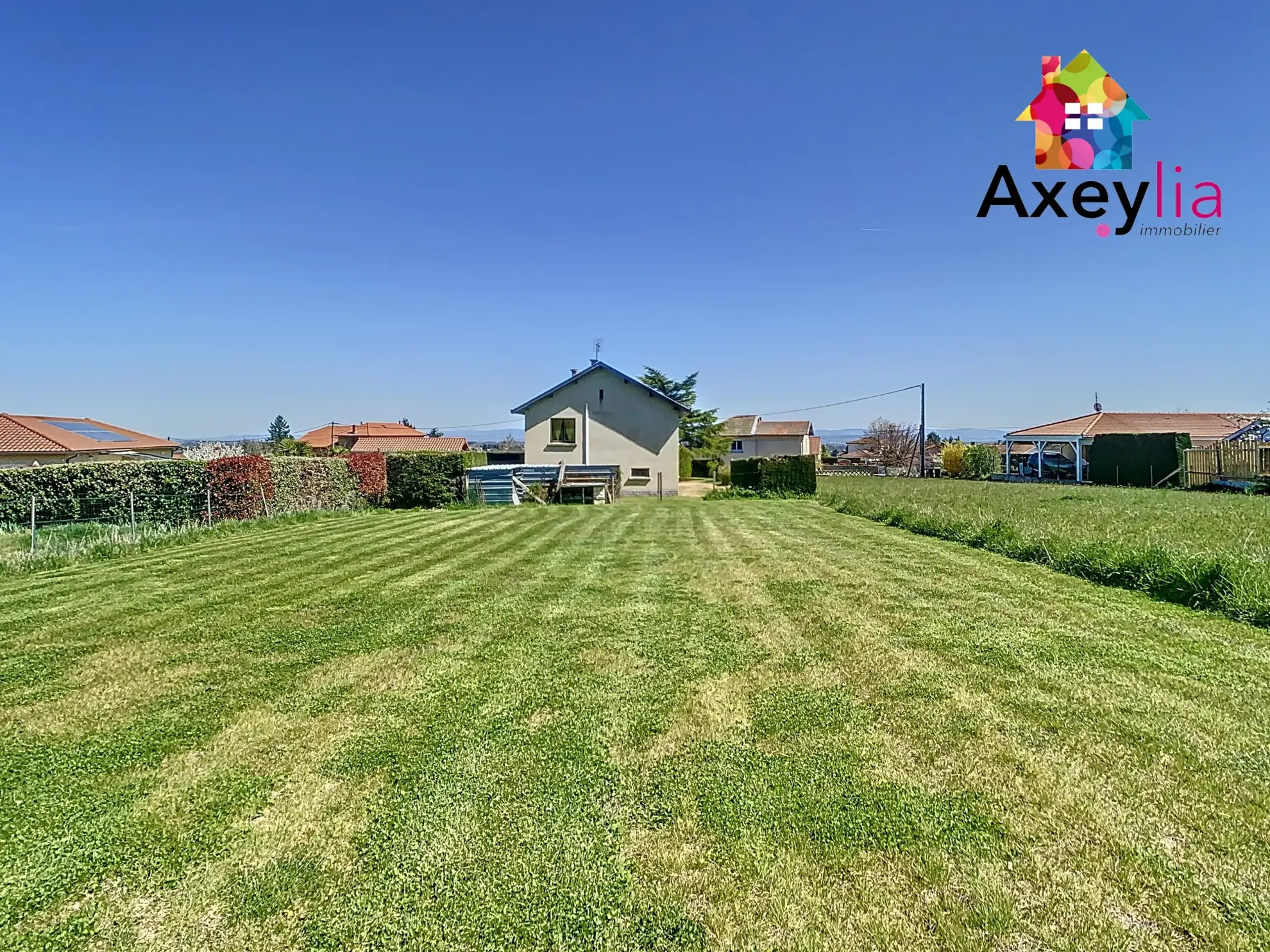 Maison à vendre avec vue dégagée et terrain arboré de 1400 m² à Saint-André d'Apchon 