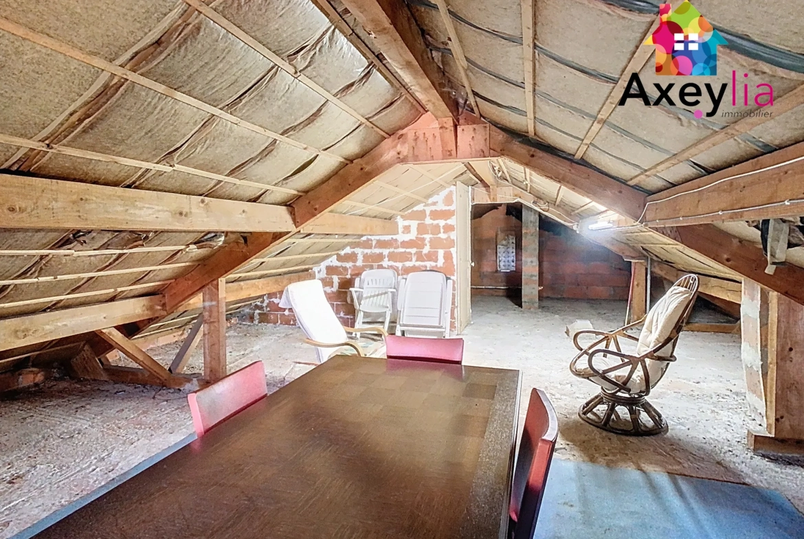 Maison à vendre avec vue dégagée et terrain arboré de 1400 m² à Saint-André d'Apchon 