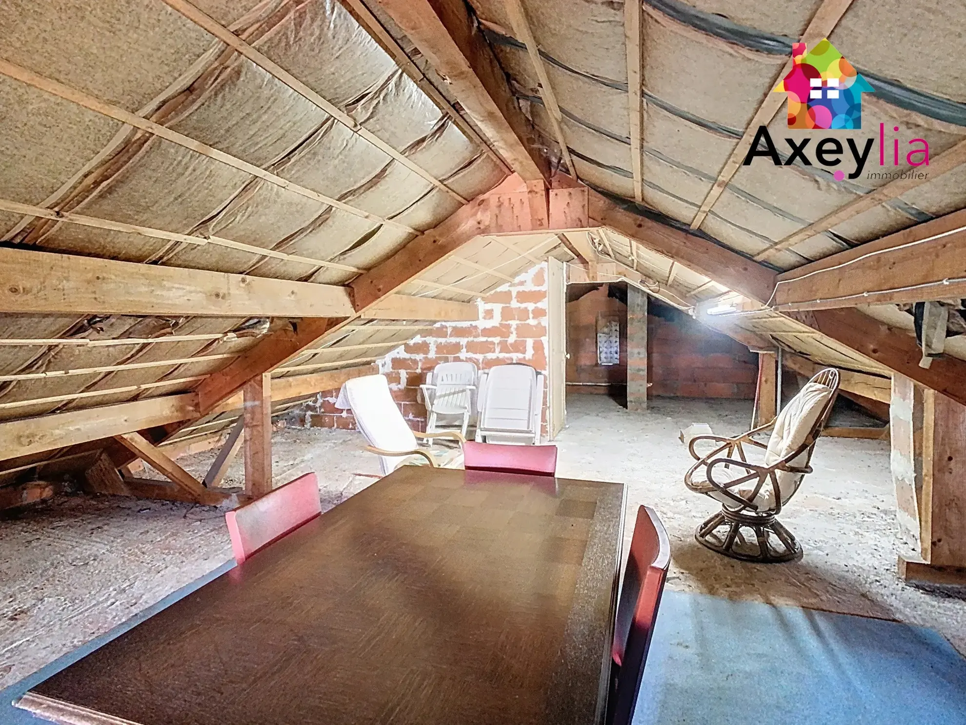 Maison à vendre avec vue dégagée et terrain arboré de 1400 m² à Saint-André d'Apchon 