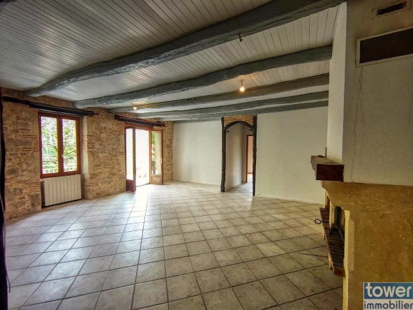 Maison en pierre indépendante avec grand terrain et terrasse à Boissières 
