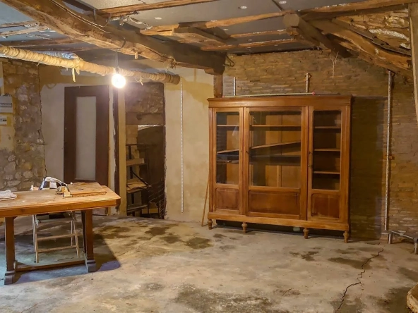 Maison en pierre indépendante avec grand terrain et terrasse à Boissières 