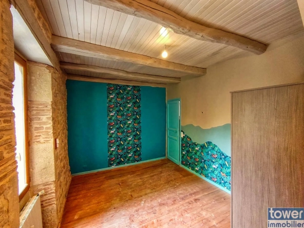 Maison en pierre indépendante avec grand terrain et terrasse à Boissières 
