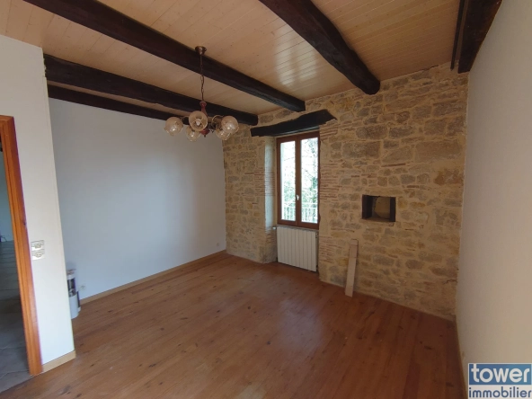 Maison en pierre indépendante avec grand terrain et terrasse à Boissières 