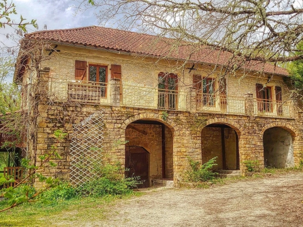 Maison en pierre indépendante avec grand terrain et terrasse à Boissières 