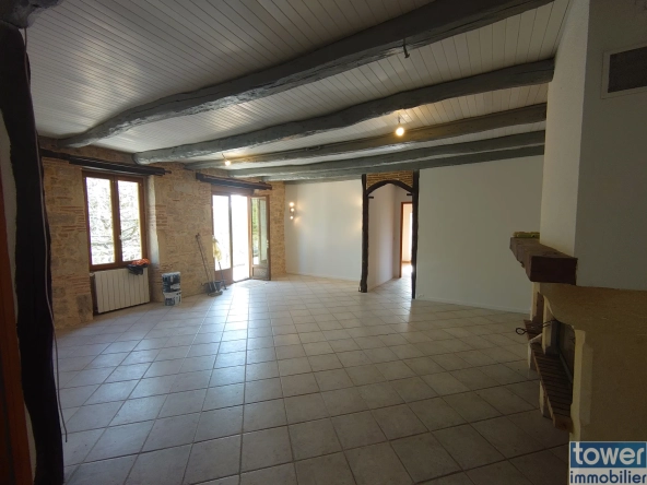 Maison en pierre indépendante avec grand terrain et terrasse à Boissières 