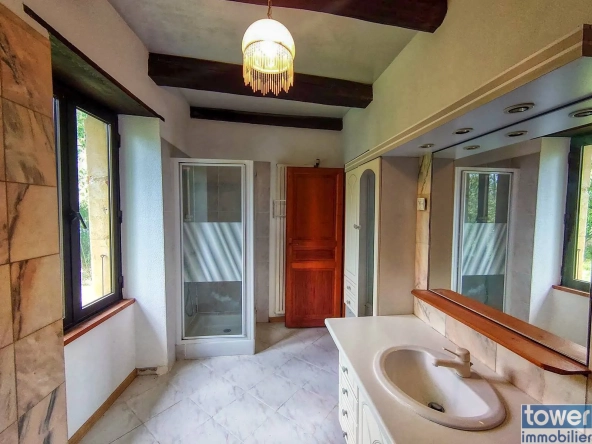 Maison en pierre indépendante avec grand terrain et terrasse à Boissières 