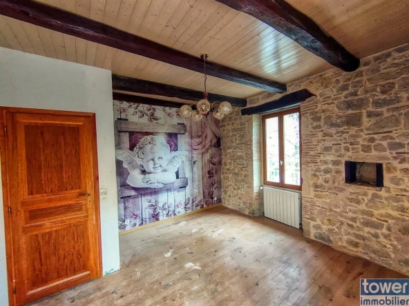 Maison en pierre indépendante avec grand terrain et terrasse à Boissières 