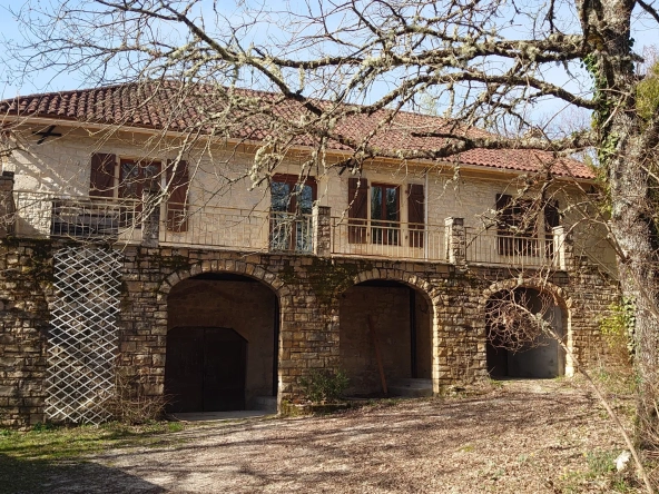 Maison en pierre indépendante avec grand terrain et terrasse à Boissières 
