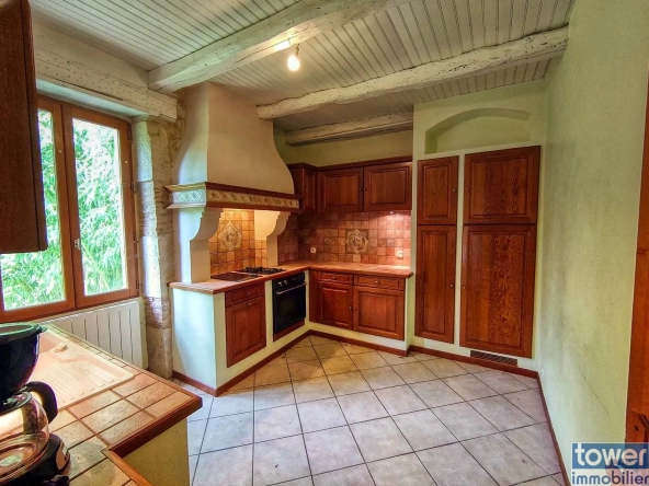 Maison en pierre indépendante avec grand terrain et terrasse à Boissières 