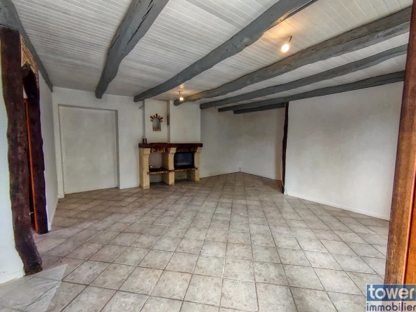 Maison en pierre indépendante avec grand terrain et terrasse à Boissières 