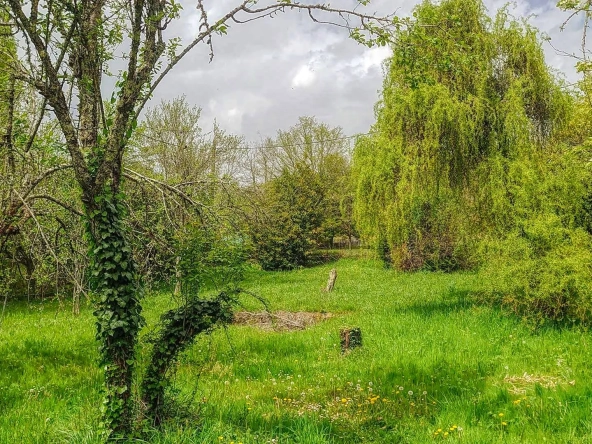 Maison en pierre indépendante avec grand terrain et terrasse à Boissières 