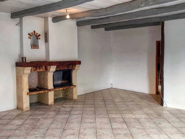 Maison en pierre indépendante avec grand terrain et terrasse à Boissières 