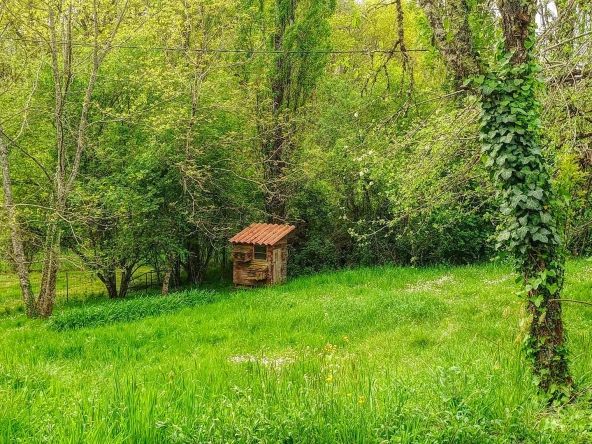 Maison en pierre indépendante avec grand terrain et terrasse à Boissières 