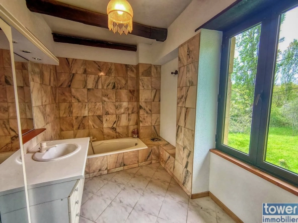Maison en pierre indépendante avec grand terrain et terrasse à Boissières 