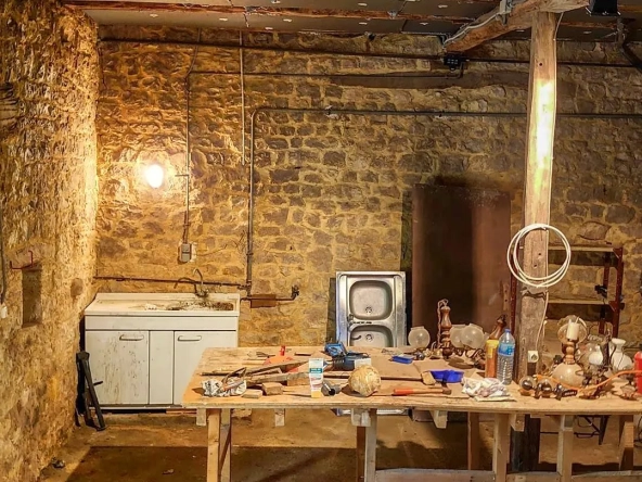 Maison en pierre indépendante avec grand terrain et terrasse à Boissières 