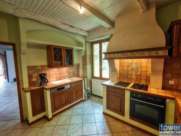 Maison en pierre indépendante avec grand terrain et terrasse à Boissières 