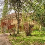 Maison en pierre indépendante avec grand terrain et terrasse à Boissières