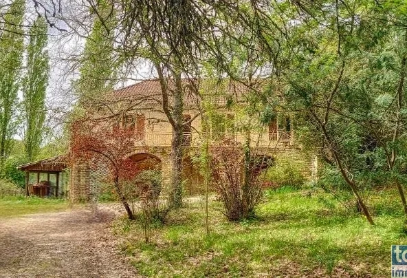 Maison en pierre indépendante avec grand terrain et terrasse à Boissières