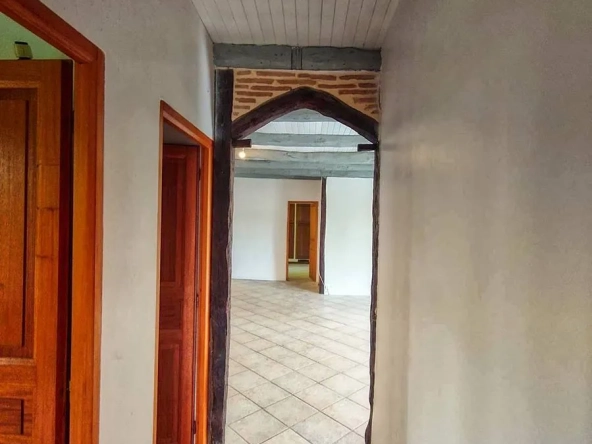 Maison en pierre indépendante avec grand terrain et terrasse à Boissières 